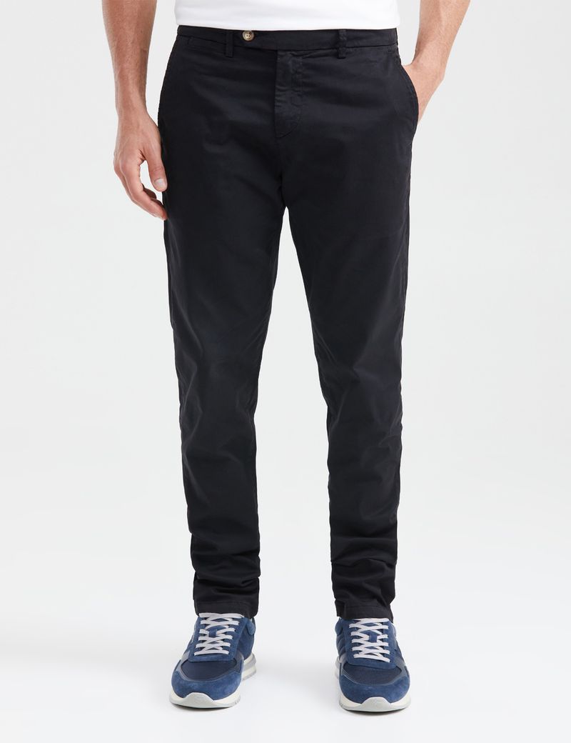 PANTALON-HOMBRE-CHINO-CHEVIGNON-631G001-NEGRO-1.JPG