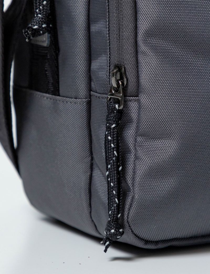 MOCHILA-HOMBRE-BASICO-CHEVIGNON-001G002-GRIS-3.JPG