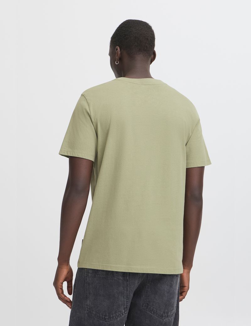 CAMISETA-HOMBRE-BASICA-BLEND-HE-20718304-OILGREEN-4.JPG